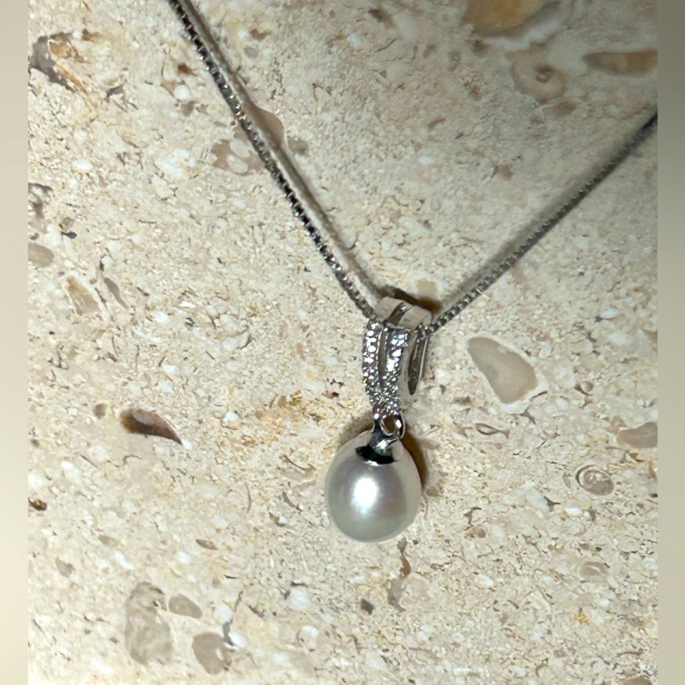 Nora Pearl Drop Necklace in Platinum Plated Sterling Silver S925